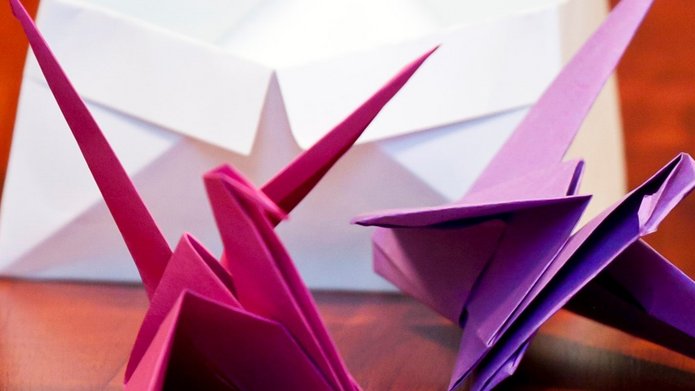 zdjęcie przedstawiające kolorowe origami żurawi