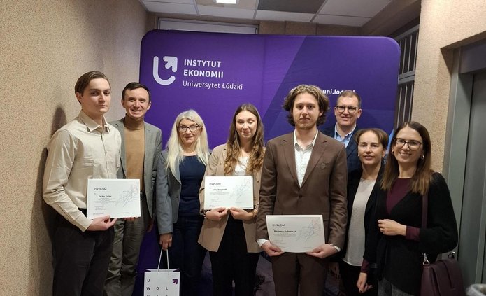 Laureaci i ich promotorzy oraz Kapituła konkursu i dyrekcji Instytutu ekonomii 